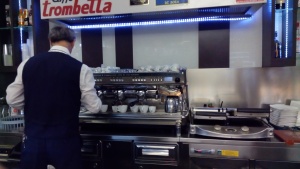 Barista sedang menyiapkan kopi dengan peralatan modern